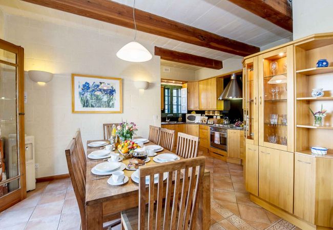 dining area of gozo holiday rental