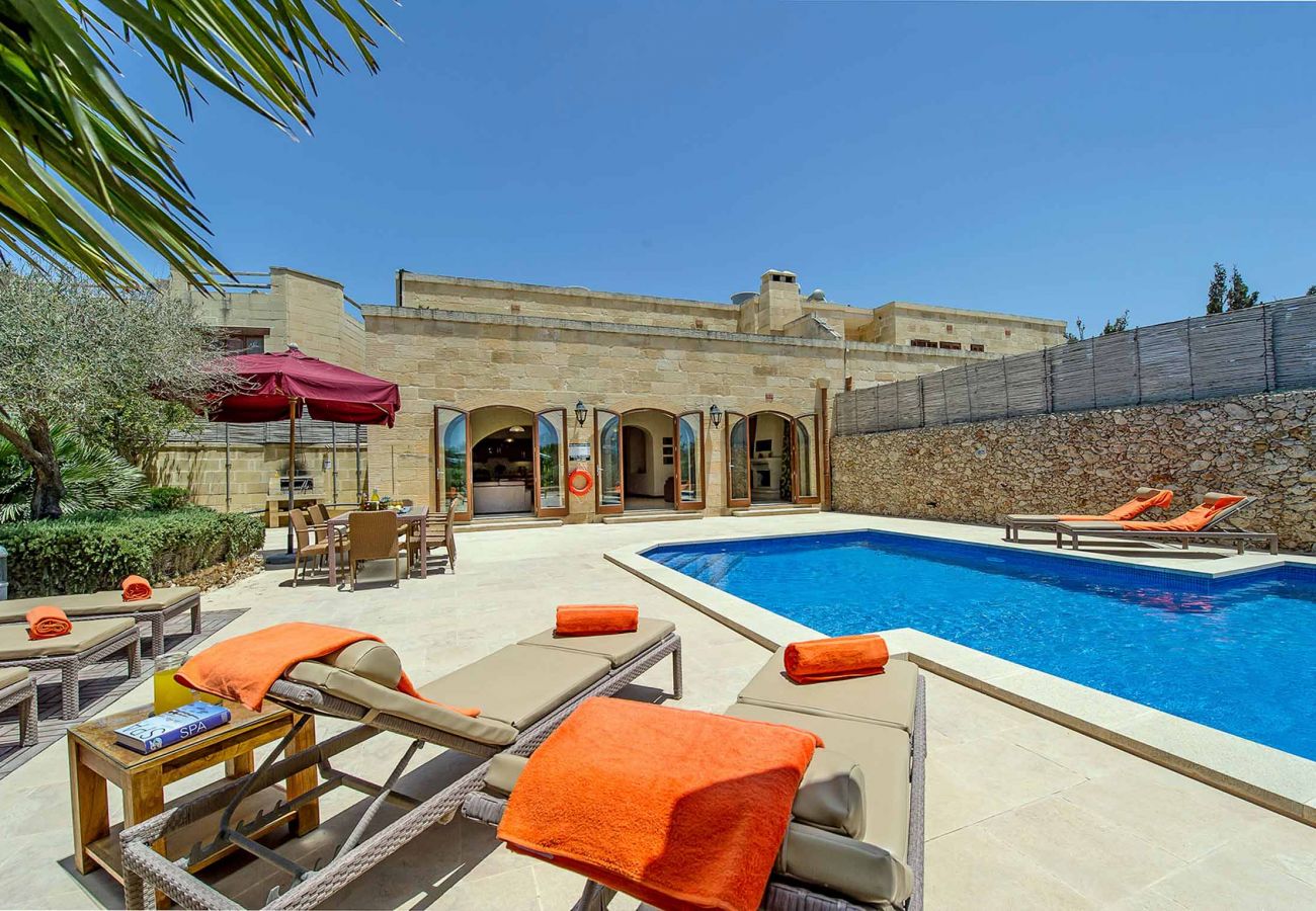 farmhouses in gozo with pool