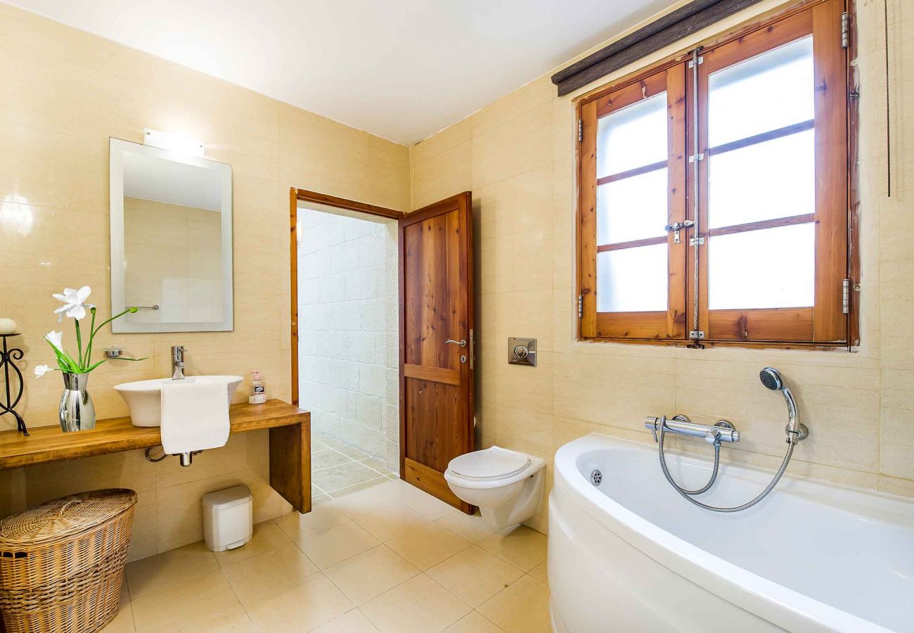 bathroom of malta villa rental
